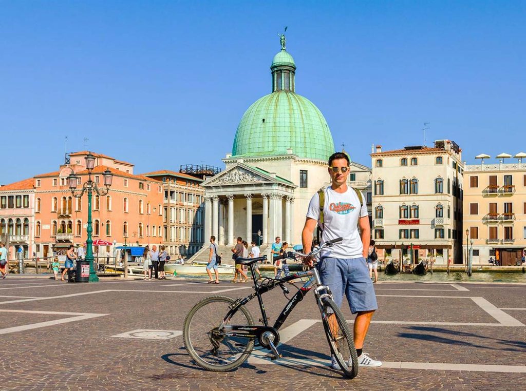 Fietsend door Venetië: Ontdek de Groene Manier om de Stad te Verkennen