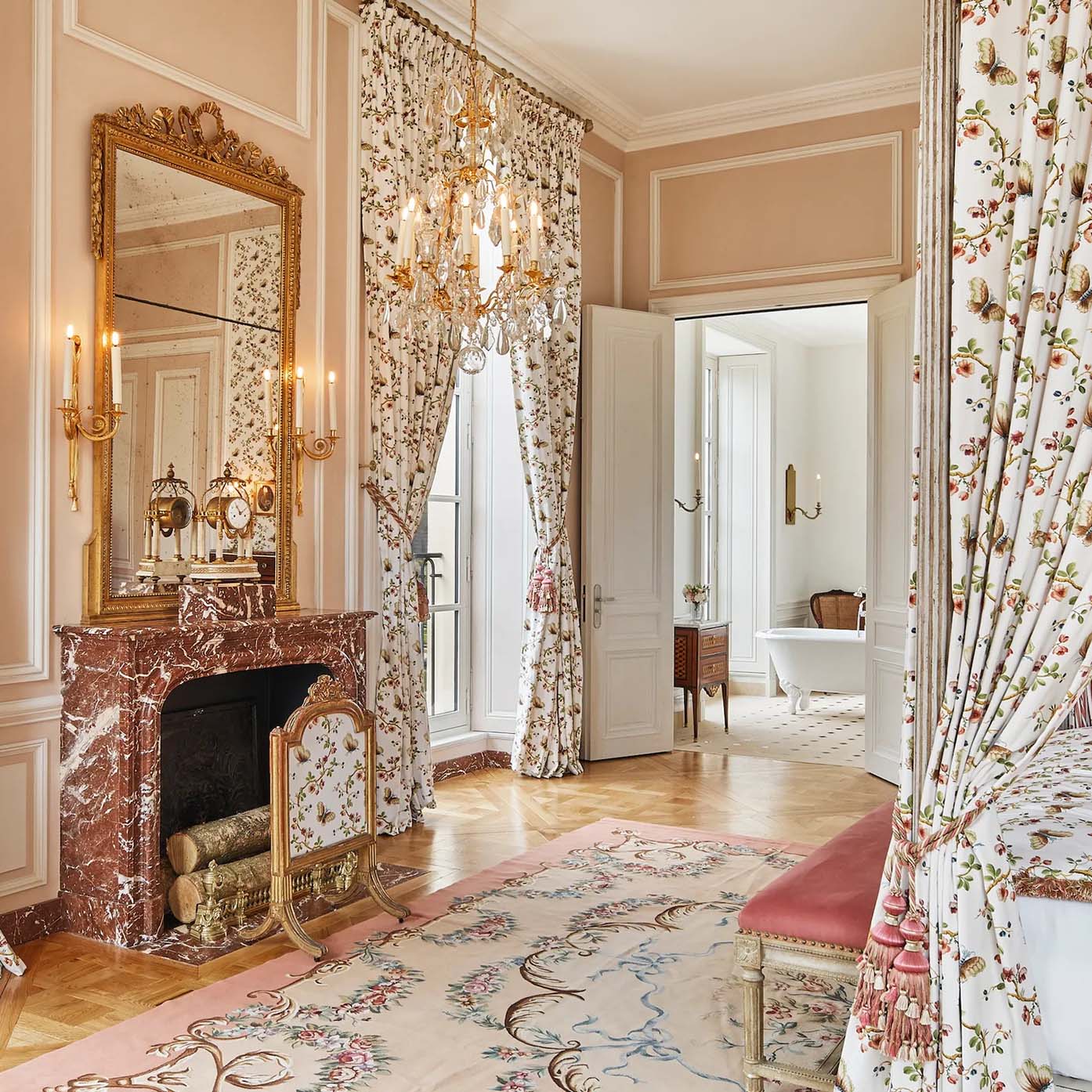 Versailles Hotel Aanbevelingen: Koninklijk Comfort en Moderne Gemakken