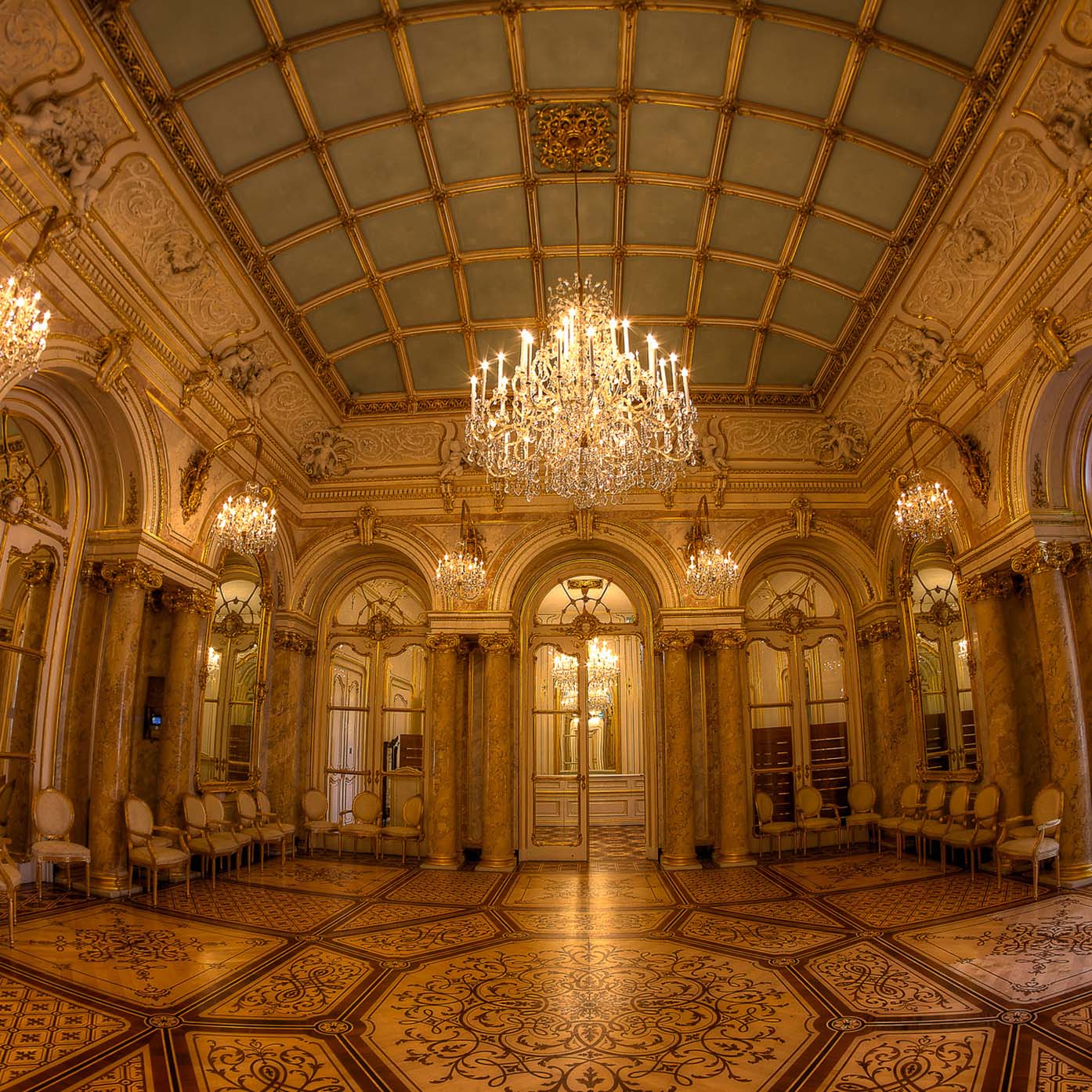 Ervaar de Koninklijke Pracht: Een Nacht doorbrengen in een Paleis Hotel in Wenen